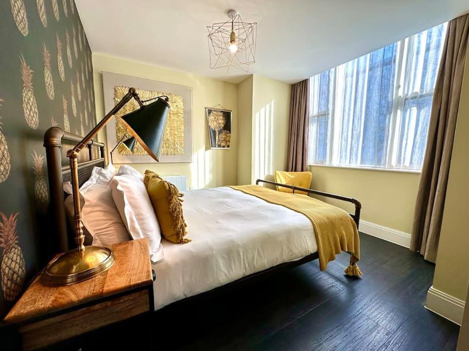 Designer Apartment: Quayside Comfort with Parking & Wi-Fi Poole Exterior photo