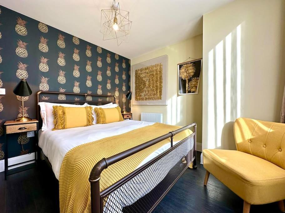 Designer Apartment: Quayside Comfort with Parking & Wi-Fi Poole Exterior photo